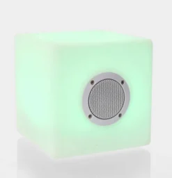 LAMPADA LED SPEAKER IN PLASTICA 20X20 - CUBO